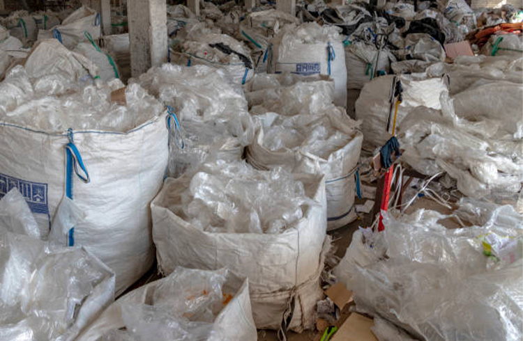 La importancia de la reutilización en la gestión de residuos plásticos en la industria